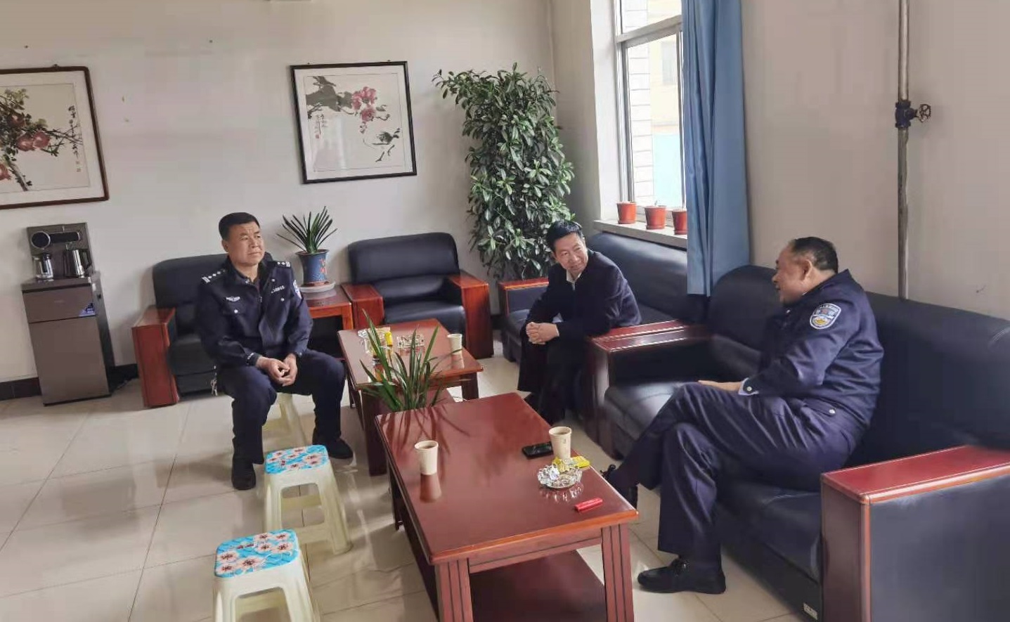 庄浪县检察院驻所检察室联合县公安局、武警中队开展看守所节前安全大检查