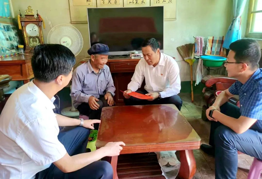 “七一”送温暖——王军雄检察长慰问老党员和困难党员