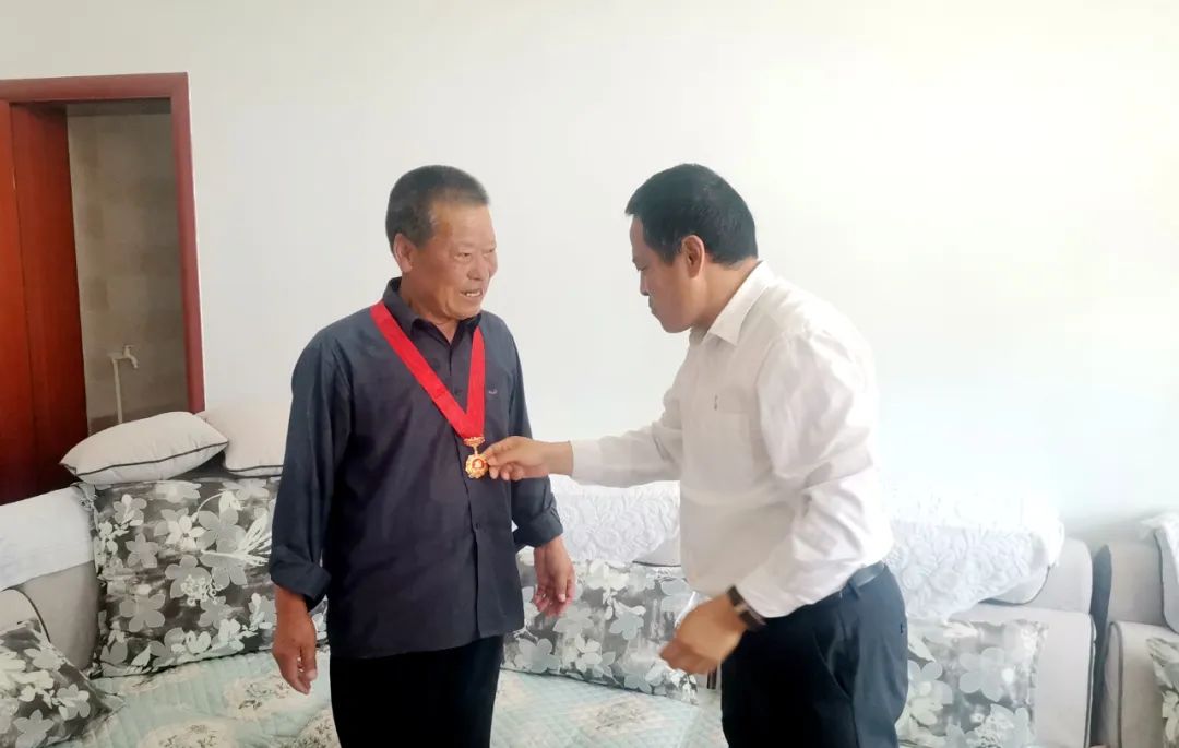 “七一”送温暖——王军雄检察长慰问老党员和困难党员