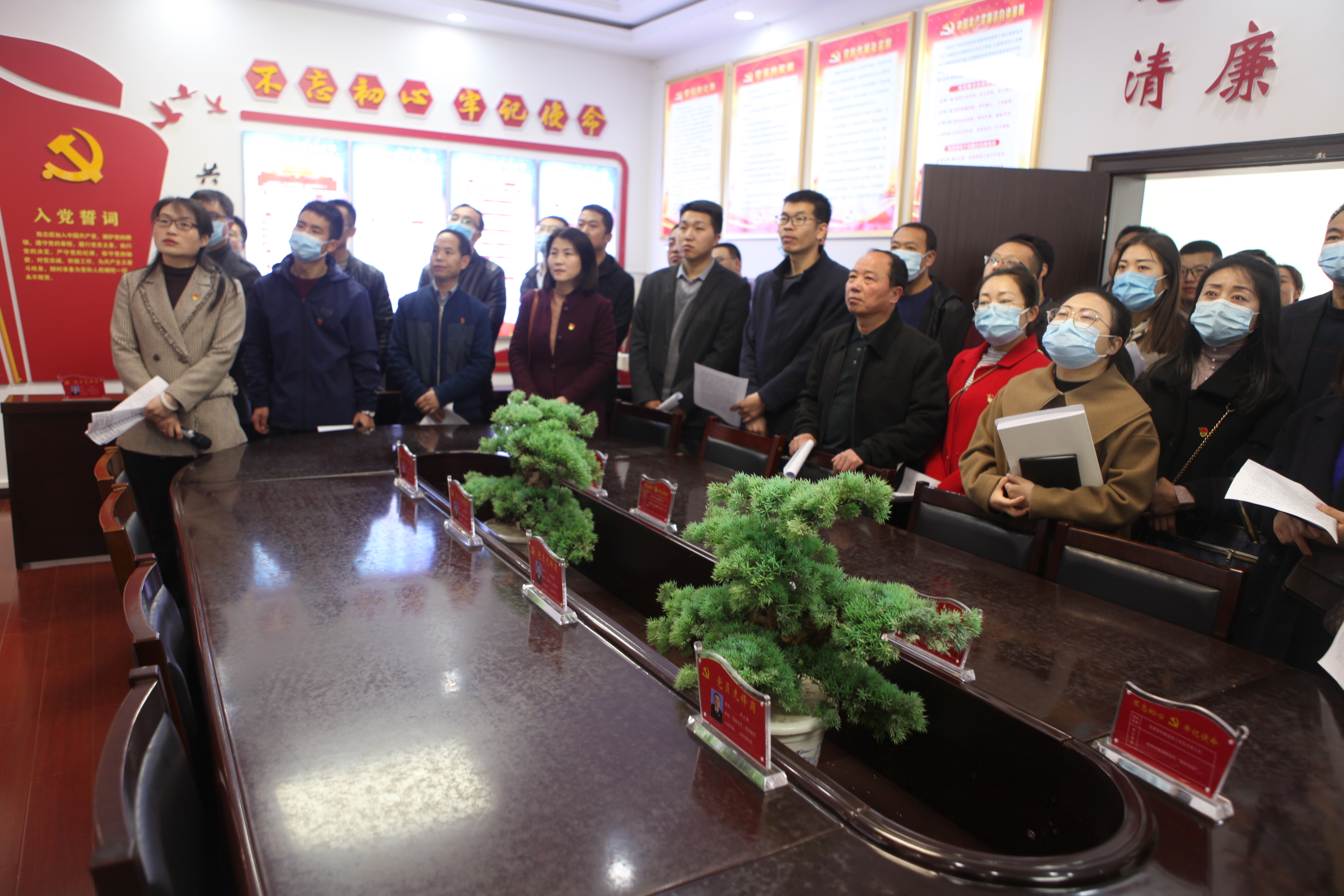 庄浪县委直属机关工委与县直各部门党务工作者观摩县检察院党建工作