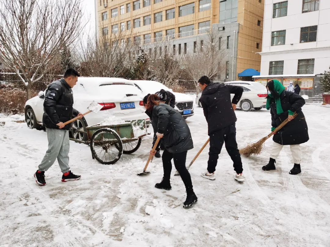 瑞雪寒霜 检心融雪 ——庄浪县人民检察院开展扫雪除冰活动