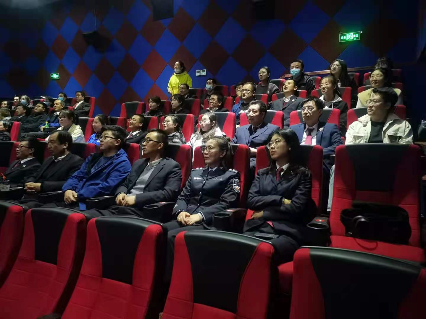 庄浪县检察院组织干警观看电影《平安中国之守护者》