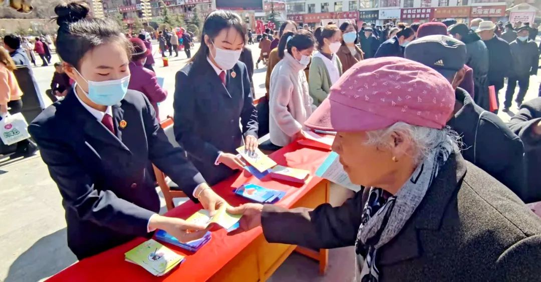 庄浪县检察院以“三·八”妇女节为契机 大力开展法律宣传活动