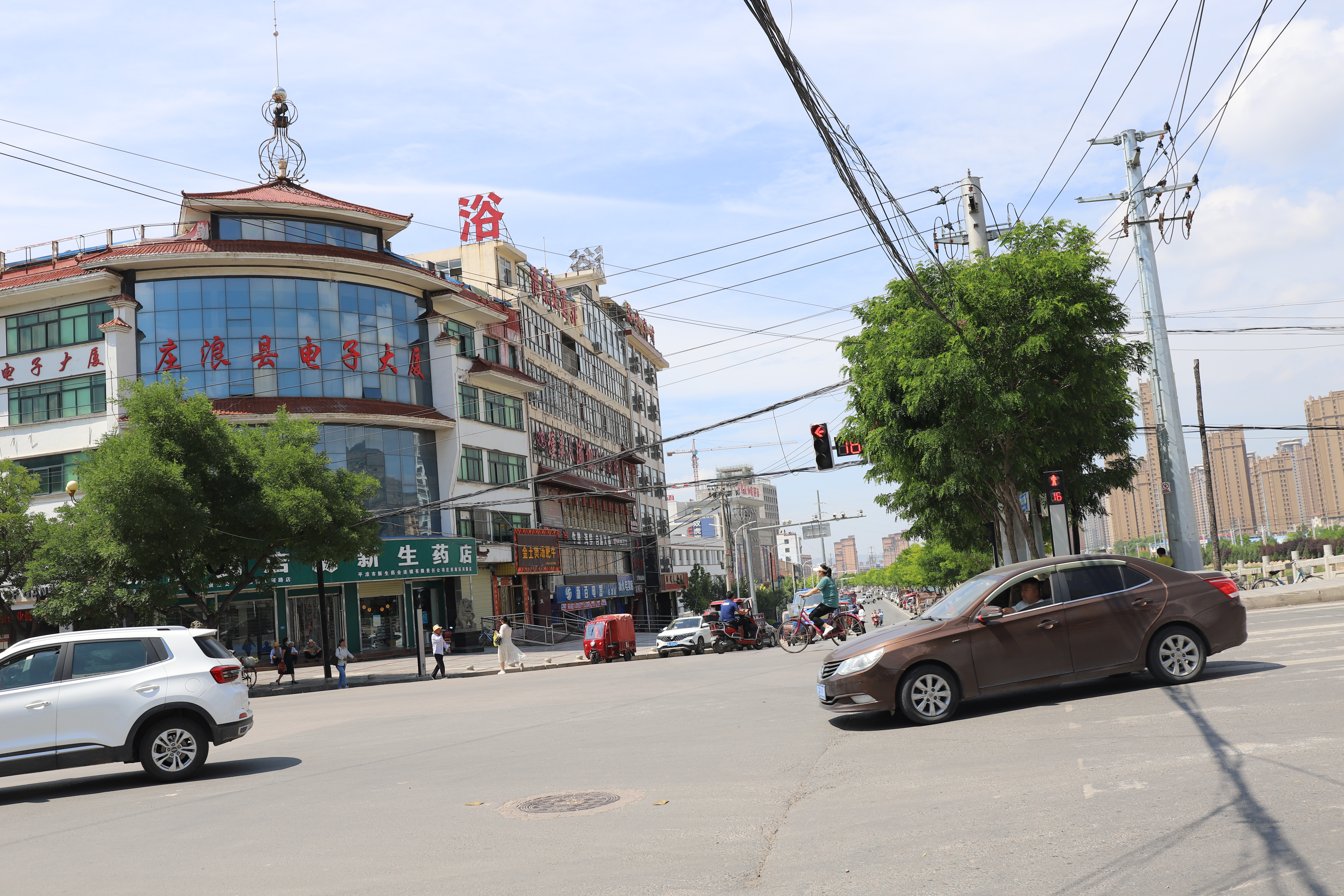 擦亮交通信号灯“眼睛”助力安全通行