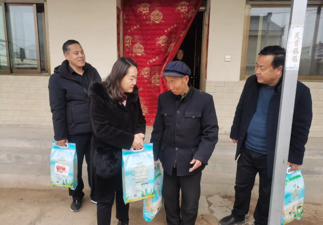 胡亚琴 王军雄在阳川镇开展“温暖过冬”走访慰问活动