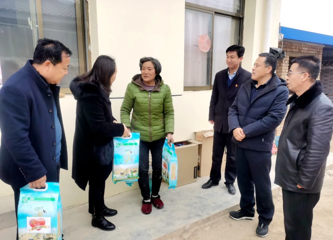 胡亚琴 王军雄在阳川镇开展“温暖过冬”走访慰问活动